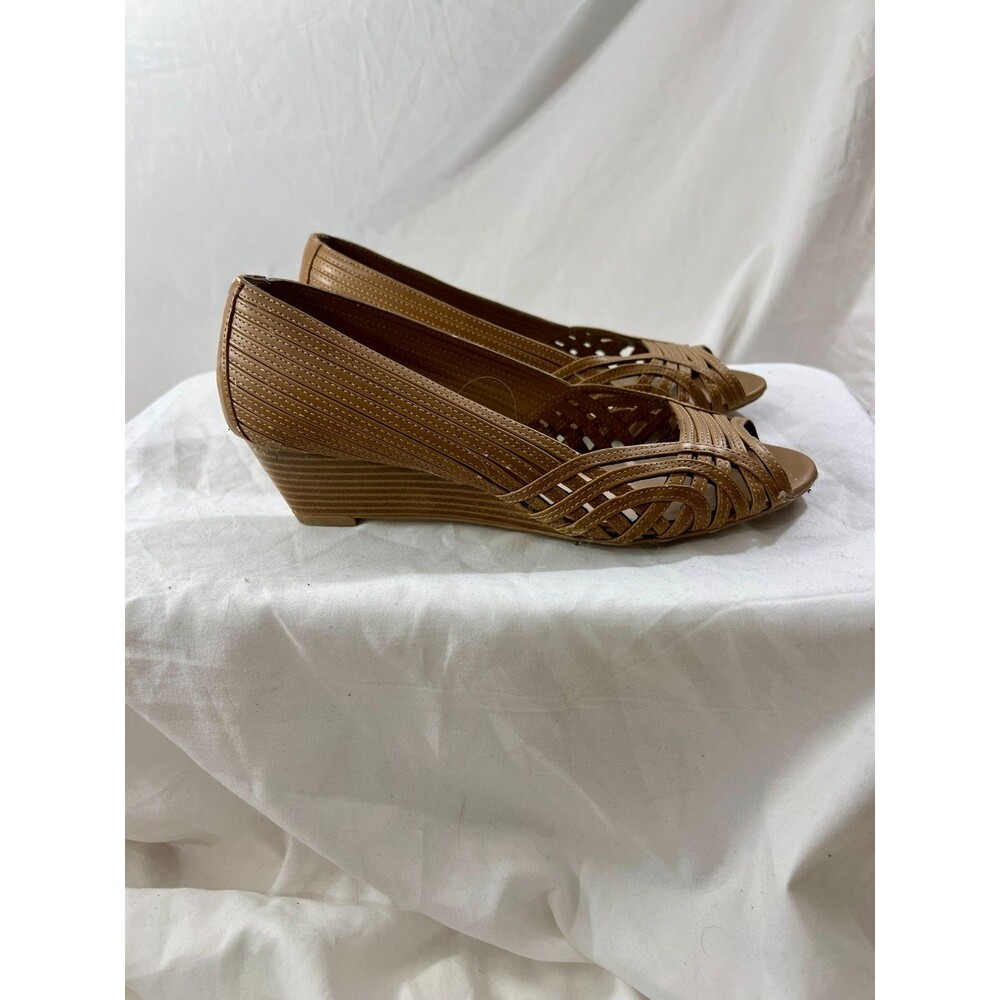 DANA BUCHMAN WOMENS TAN WEDGE SHOES SIZE 9.5